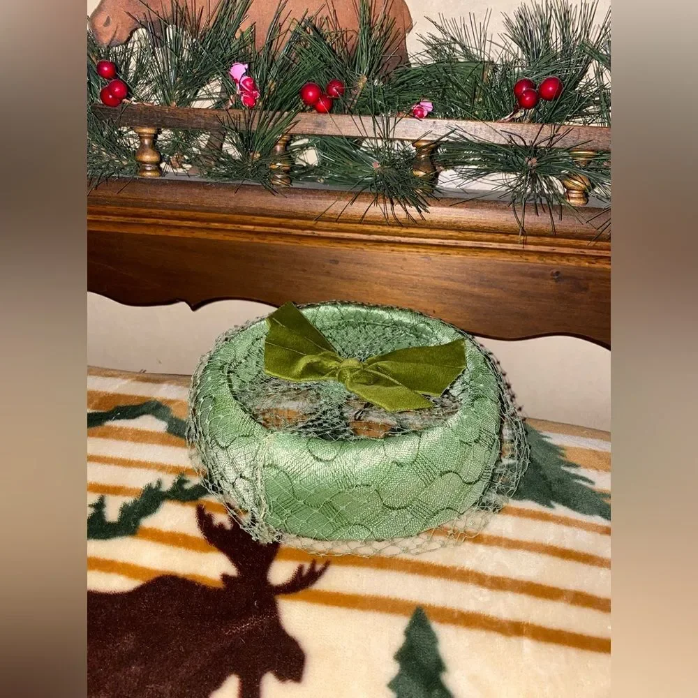 Vintage 50’s Green Velvet Halo Hat Veil Birdcage